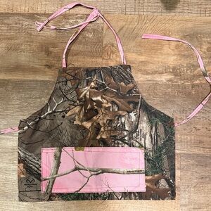 Realtree Camo Kids Bib Apron with Pink Pocket and Ties